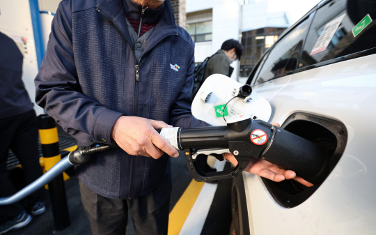 10월 20일 서울시청 서소문청사 수소충전소에서 직원이 수소차를 충전하고 있다. <연합뉴스>